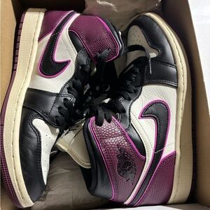 Nike Women's Black and Pink Sneakers